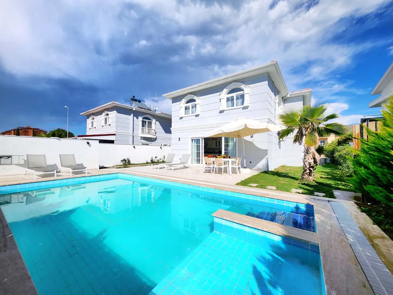 Red Neo Villa